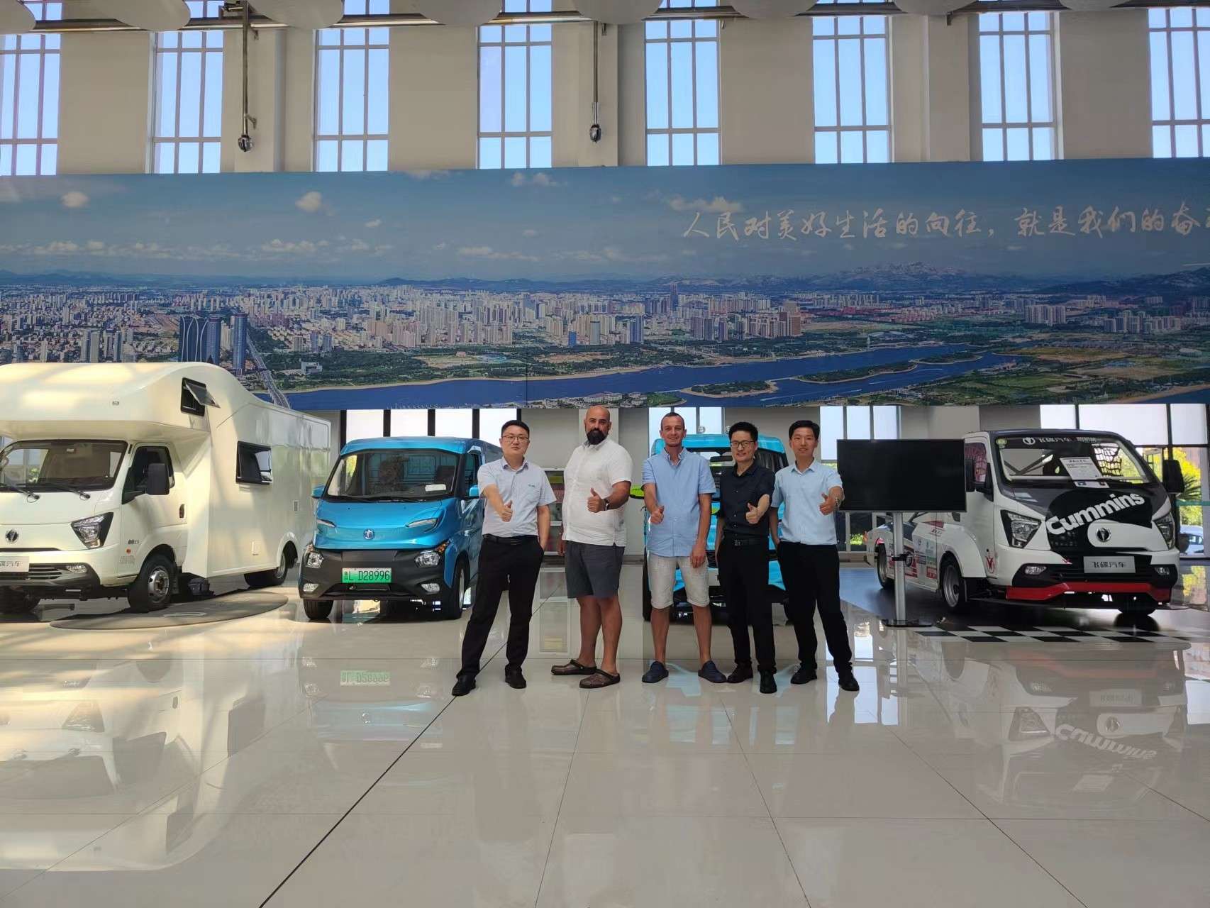 British customers visit China pickup truck factory British customers visit China pickup truck factory