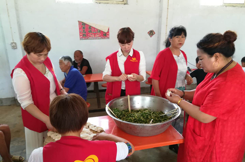 One Dragon Boat Festival a year, one year of health, Yisen Company organized all employees to make rice dumplings on the eve of the Dragon Boat Festival to show their love One Dragon Boat Festival a year, one year of health, Yisen Company organized all employees to make rice dumplings on the eve of the Dragon Boat Festival to show their love