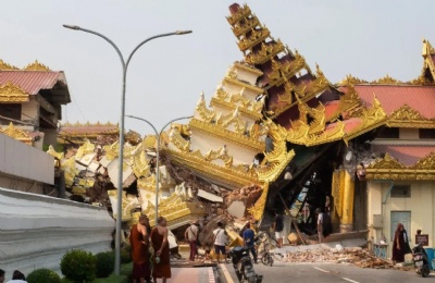 Любовь без границ, носилки нашей компании помогают пострадавшим от землетрясения районам Мьянмы